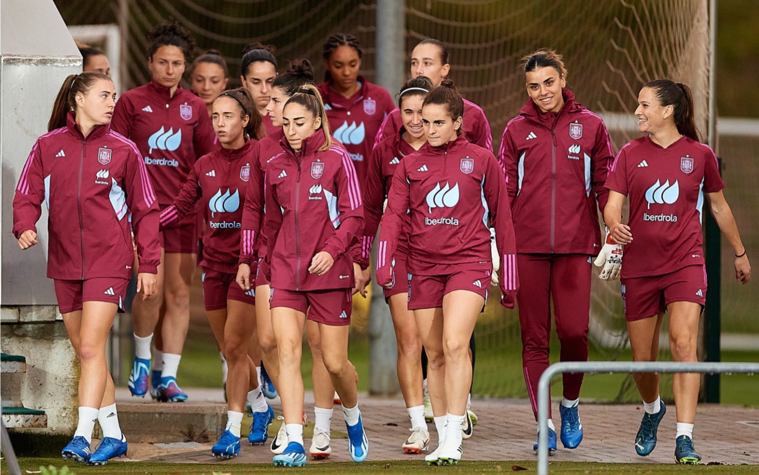 西班牙女足运动员风采绝伦,轻松取胜 西班牙女足运动员风采绝伦,轻松取胜