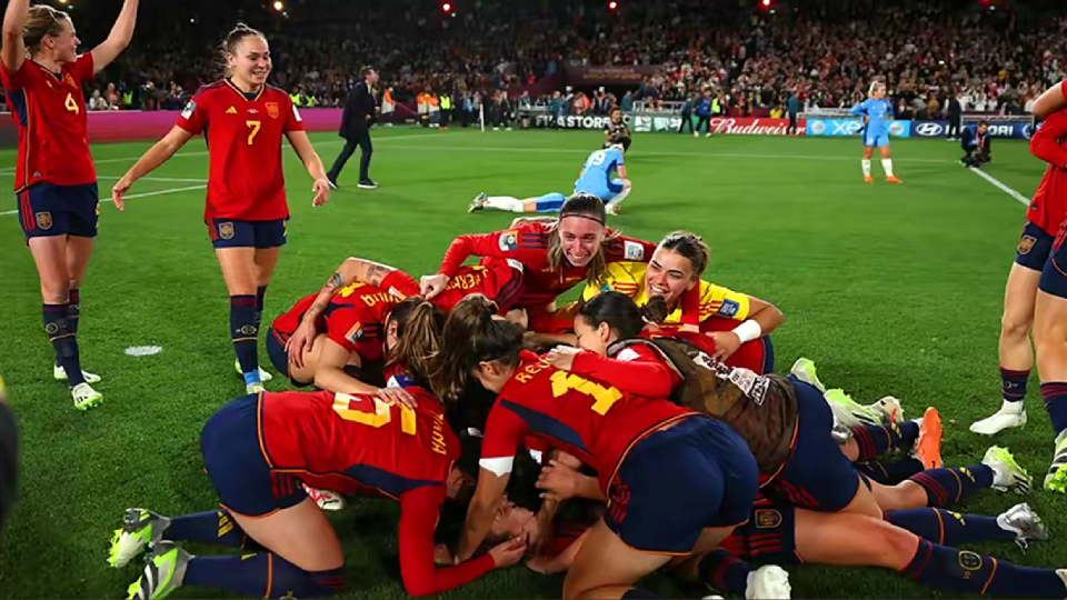 西班牙女足运动员风采绝伦,轻松取胜 西班牙女足运动员风采绝伦,轻松取胜