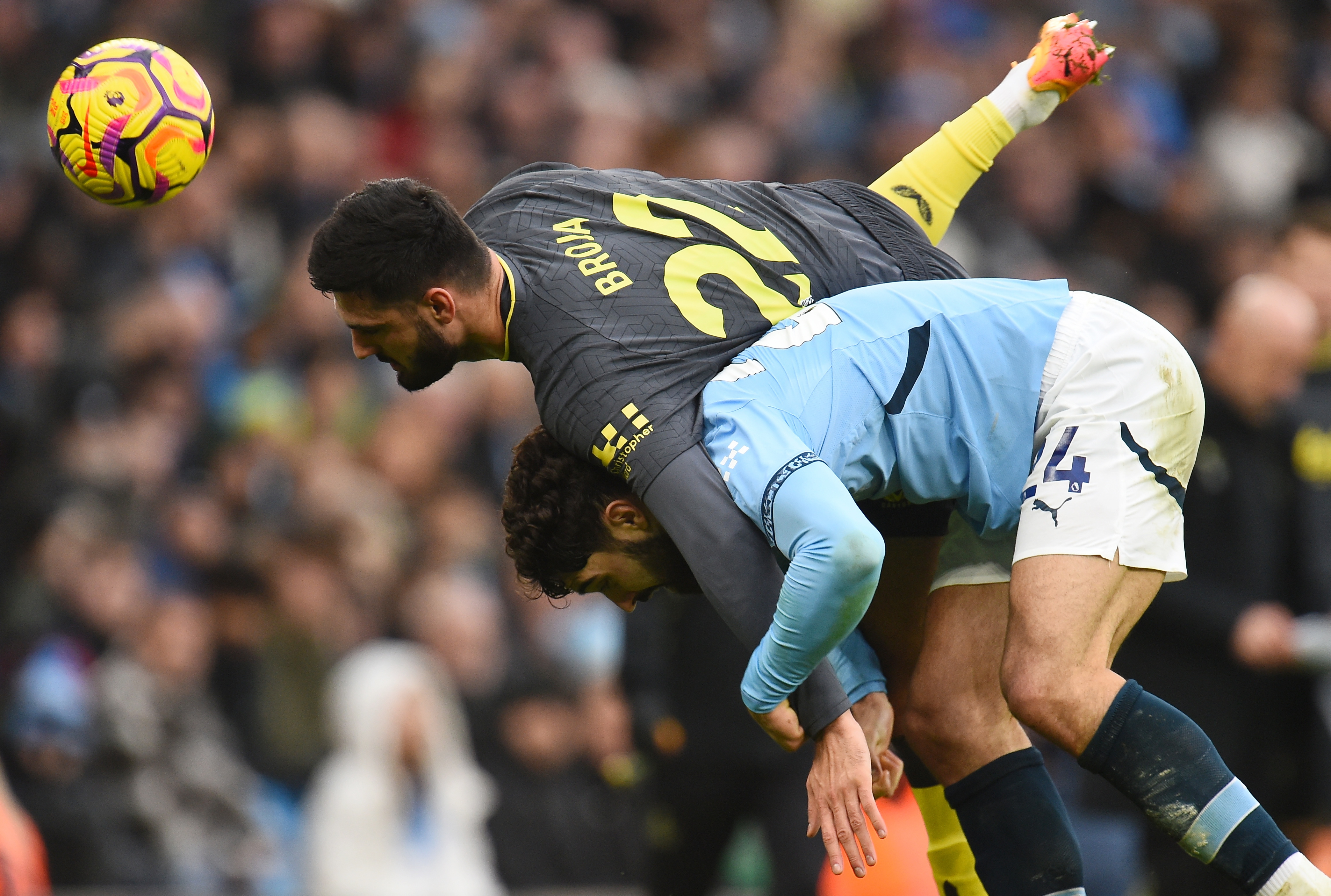 包含曼城防线不稳，一战两失威震联赛的词条